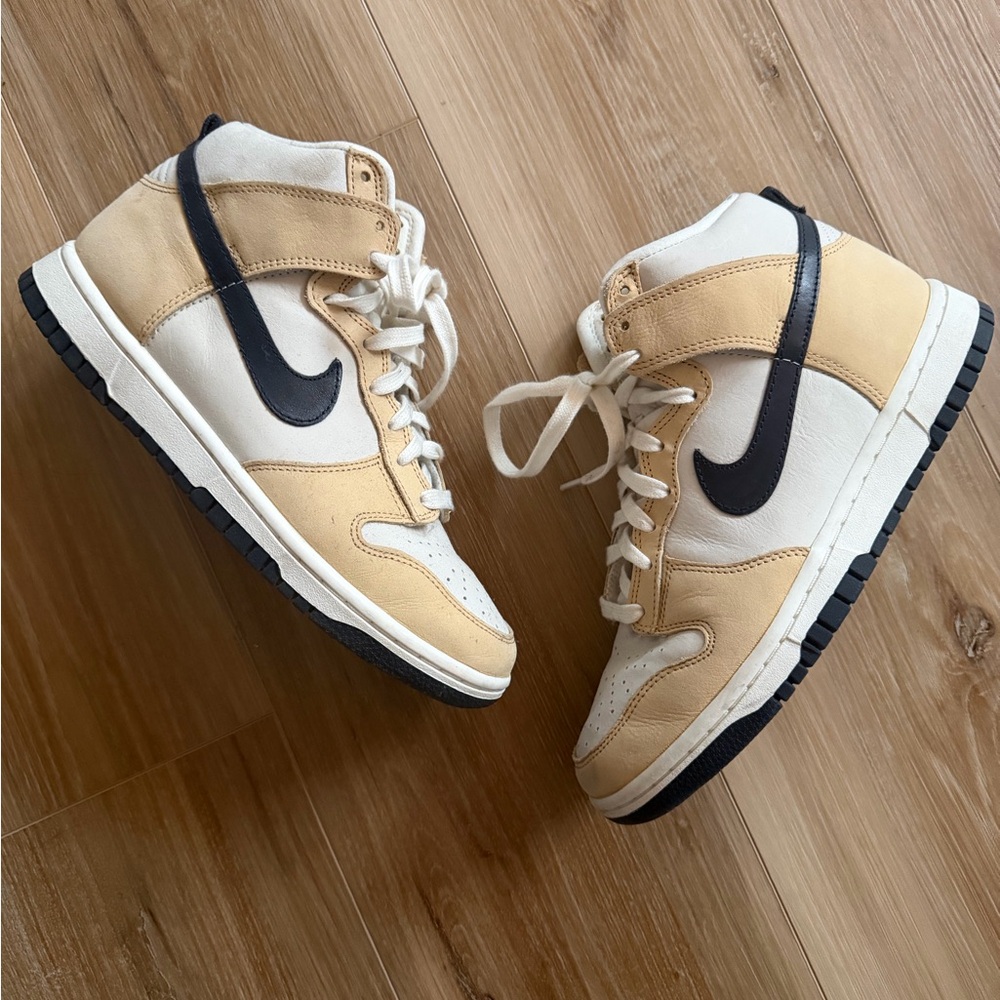 Nike women’s high top dunks, size 8. Pale yellow and navy. EUC